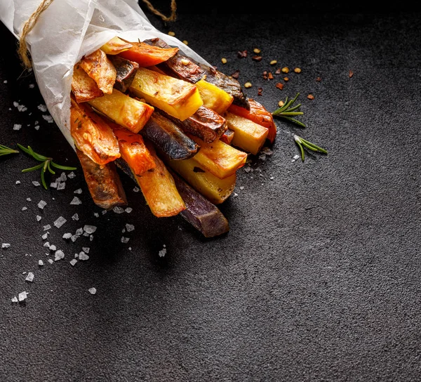 Frietjes Gebakken Frietjes Van Verschillende Soorten Kleuren Aardappelen Bestrooid Met — Stockfoto