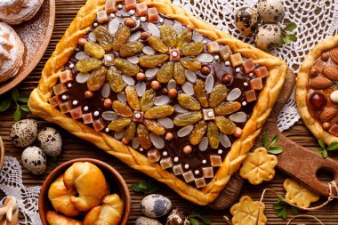 Mazurek pastası, geleneksel Polonya paskalya pastası. Kısa hamurlu pasta, çikolata kreması, şekerli meyve, fındık ve badem. Tatil masasında. Çok tatlı, Paskalya ziyafeti.