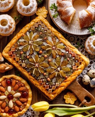 Mazurek pastası, geleneksel Polonya paskalya pastası. Kısa hamurlu pasta, çikolata kreması, şekerli meyve, fındık ve badem. Tatil masasında. Çok tatlı, Paskalya ziyafeti.