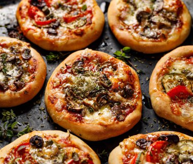 Peynirli, mantarlı ve otlu lezzetli pizzalar.