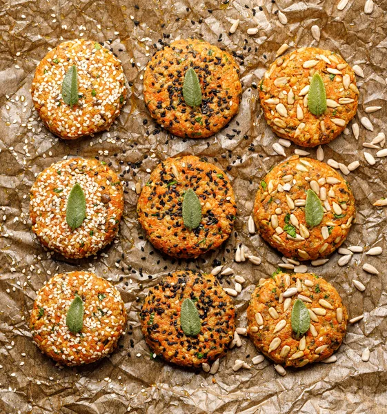 Répából Kölesből Magvak Fűszernövények Keverékéből Készült Nyers Vegán Hamburgerek Pergamenre — Stock Fotó