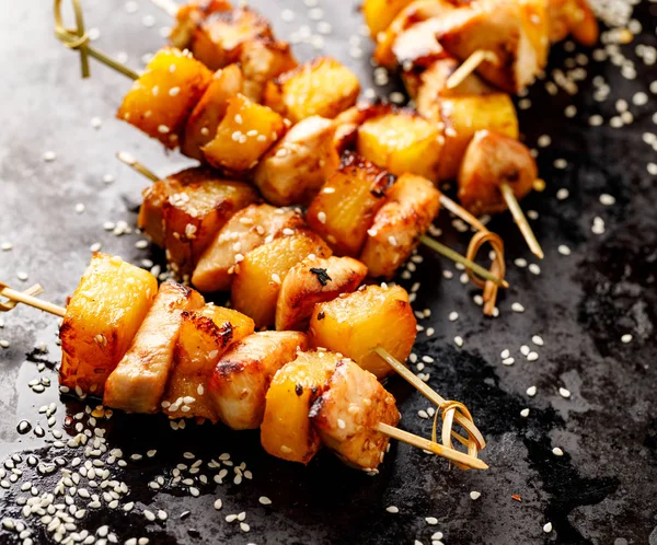 Brochetas Parrilla Con Fruta Piña Carne Pollo Espolvoreada Con Semillas — Foto de Stock