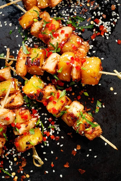 Brochetas Parrilla Con Fruta Piña Carne Pollo Espolvoreada Con Semillas — Foto de Stock