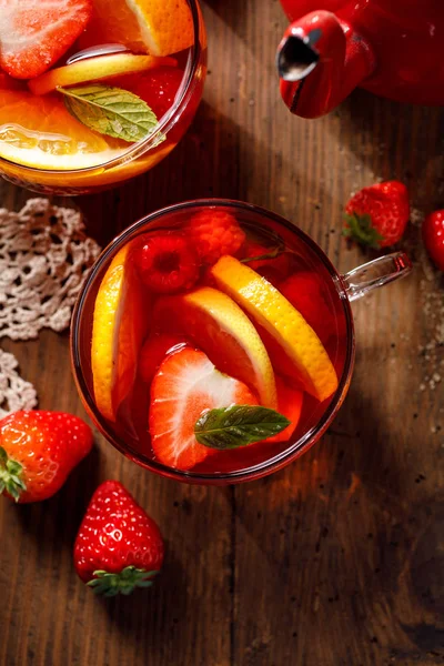 Chá Quente Frutas Com Adição Laranjas Limões Morangos Tangerinas Framboesas — Fotografia de Stock