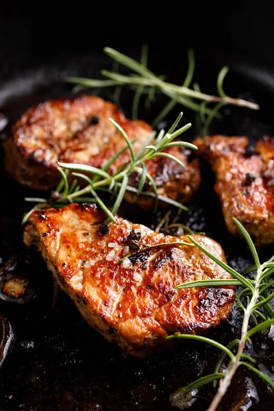 Gebratenes Schweinefilet Portionen Unterteilt Mit Kräutern Und Gewürzen Der Pfanne — Stockfoto