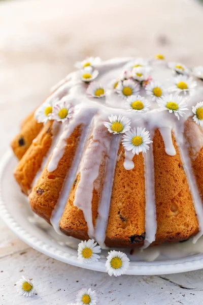 Wielkanocne Ciasto Drożdżowe Babka Pokryte Lukrem Ozdobione Stokrotkami Białym Talerzu — Zdjęcie stockowe