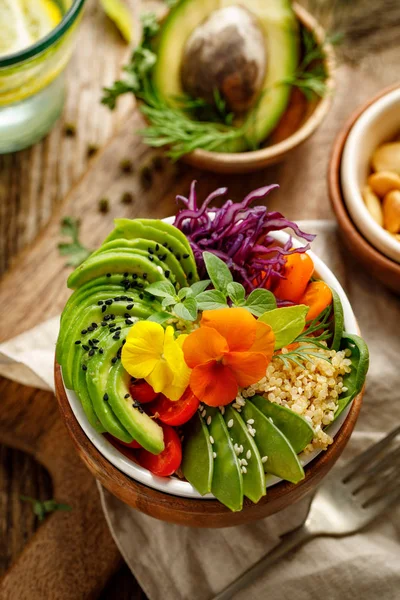 Boeddha Kom Van Gemengde Groenten Quinoa Eetbare Bloemen Bovenaanzicht Gezond — Stockfoto