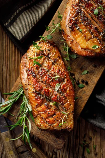 Gebratene Entenbrust Mit Dem Zusatz Von Aromatischen Frischen Kräutern Auf — Stockfoto