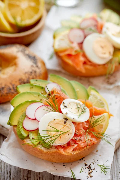 Sanduíche Bagel Com Salmão Defumado Abacate Ovos Cozidos Rabanete Limão — Fotografia de Stock