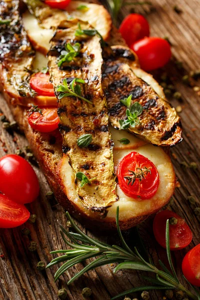 Bruschetta Med Tillsats Grillade Grönsaker Och Fårost Ett Träbord — Stockfoto