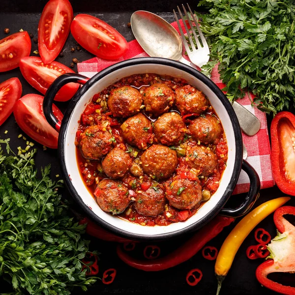 Meatballs Tomato Sauce Addition Aromatic Herbs Enamel Dish Top View — Stock Photo, Image