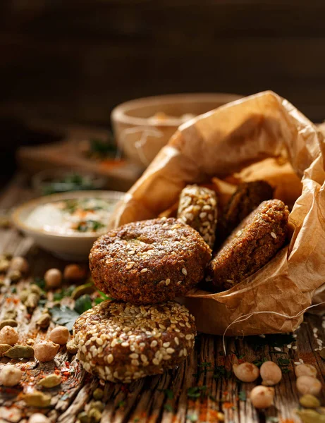 Házi Készítésű Csicseriborsó Falafels Egy Papírzacskóban Egy Asztalon Közelkép — Stock Fotó