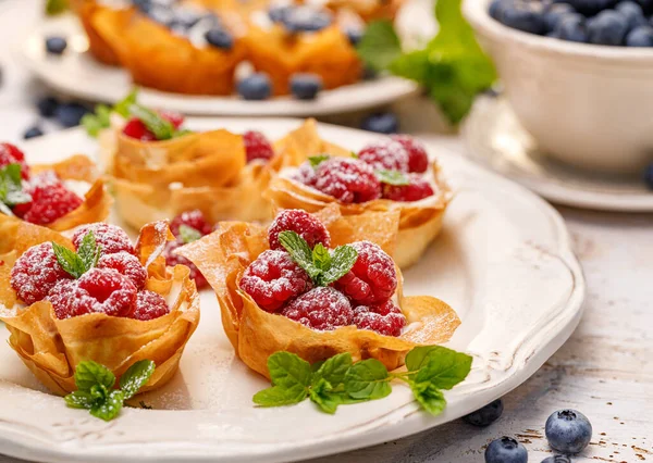 Cubas Phyllo Con Queso Mascarpone Cubierto Frambuesas Frescas Menta Una —  Fotos de Stock