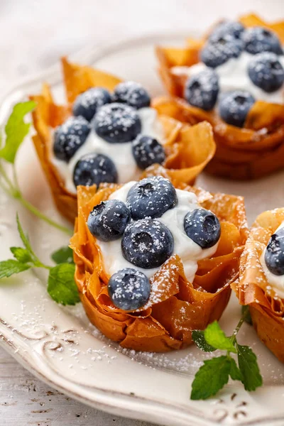 Phyllo Cups Mascarpone Cheese Filling Topped Fresh Blueberries Sprinkled Powder — Stock Photo, Image
