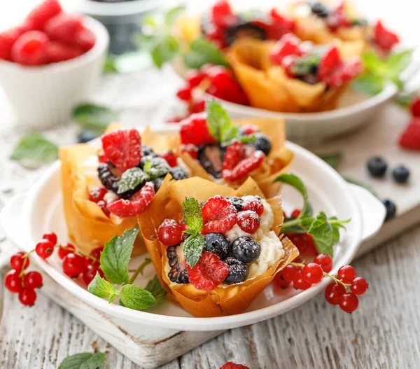 Phyllo Fruchtbecher Mit Schlagsahnefüllung Garniert Mit Frischen Mit Puderzucker Bestreuten — Stockfoto