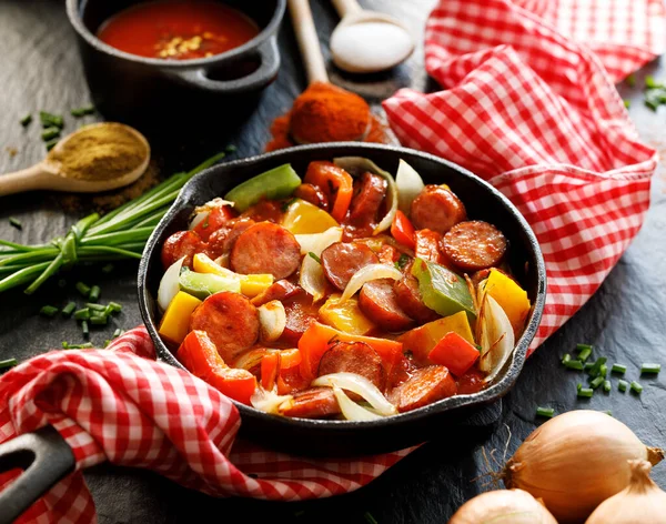 Gestoofde Peper Worst Met Tomaten Een Gietijzeren Koekenpan Een Zwarte — Stockfoto