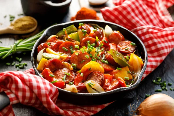 Guisado Pimienta Salchicha Con Tomates Una Sartén Hierro Fundido Sobre — Foto de Stock