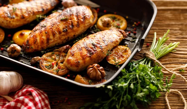 Grilled Chicken Breasts Thyme Garlic Lemon Slices Grill Pan Close — Stock Photo, Image