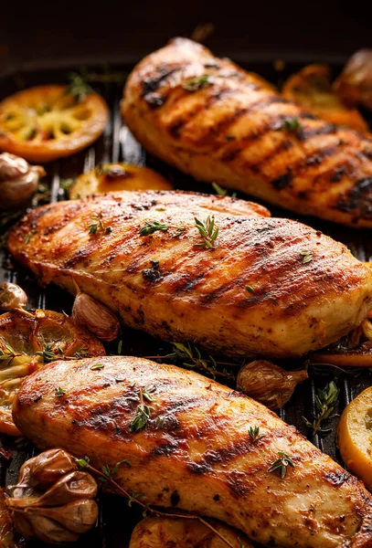 Gegrillte Hühnerbrüste Mit Thymian Knoblauch Und Zitronenscheiben Einer Grillpfanne Aus — Stockfoto