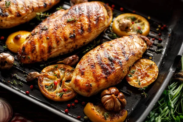 Grilled Chicken Breasts Thyme Garlic Lemon Slices Grill Pan Close — Stock Photo, Image
