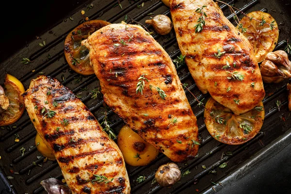 Grillade Kycklingbröst Med Timjan Vitlök Och Citronskivor Grill Pan Nära — Stockfoto