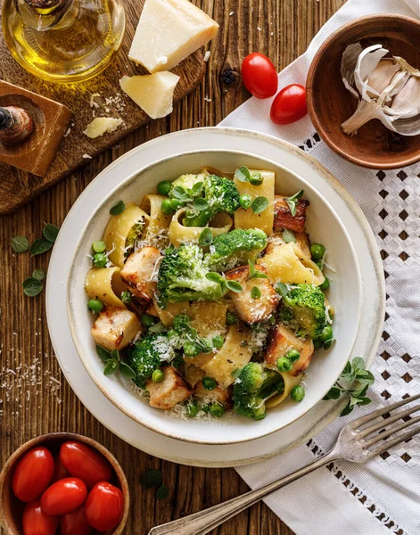 Izgara Tavuk Göğsü Brokoli Yeşil Bezelye Üzerine Parmesan Peyniri Taze — Stok fotoğraf
