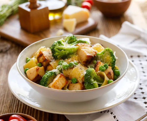 Pasta Med Grillad Kycklingbröst Broccoli Och Gröna Ärtor Beströdd Med — Stockfoto