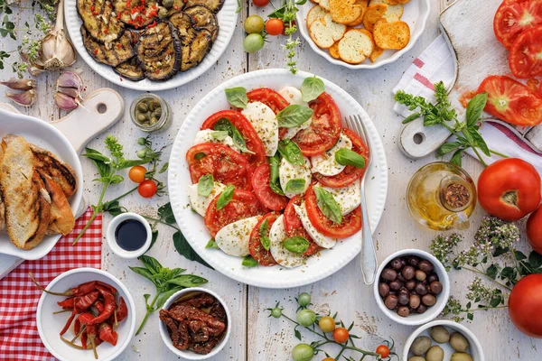 Comida Italiana Tradicional Una Mesa Madera Medio Una Ensalada Caprese —  Fotos de Stock