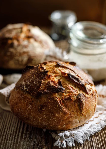 Sourdough Bochenek Chleba Drewnianym Rustykalnym Tle Zbliżenie — Zdjęcie stockowe