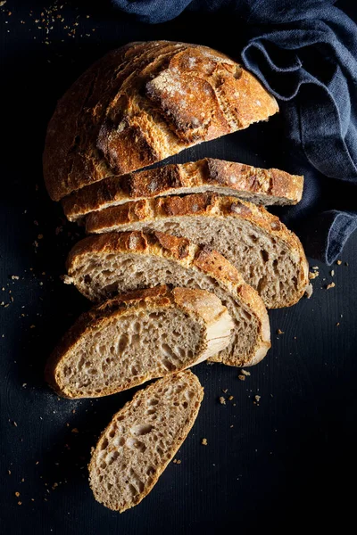 Pain Levain Épelé Traditionnel Coupé Tranches Sur Fond Noir Vue — Photo