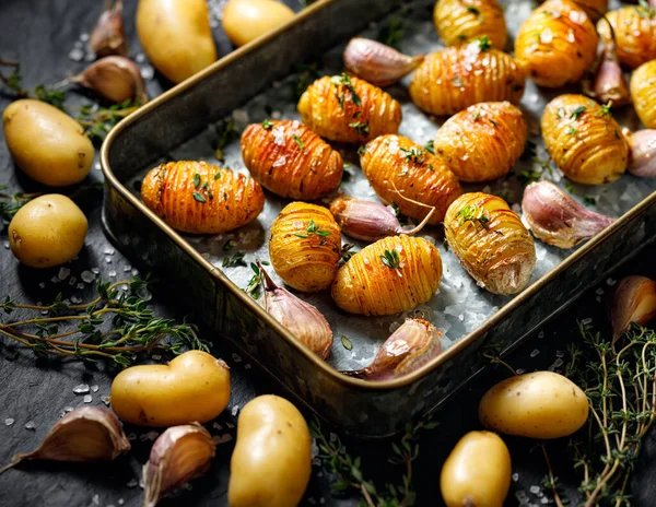 Las Patatas Horneadas Tienen Contrapartida Con Ajo Timeína Plato Hornear — Foto de Stock