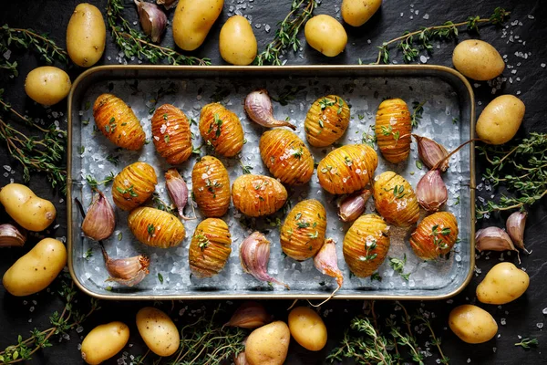 Gebakken Aardappelen Hasselback Met Knoflook Tijm Een Bakvorm Bovenaanzicht — Stockfoto