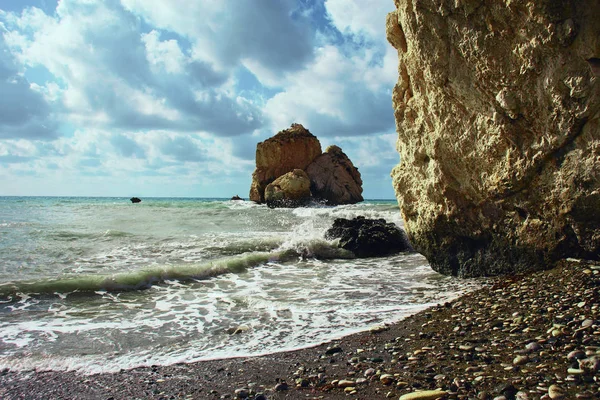 Mar Mediterrâneo, seixos, grandes pedras, espuma do mar - o lendário local de nascimento de Afrodite — Fotografia de Stock