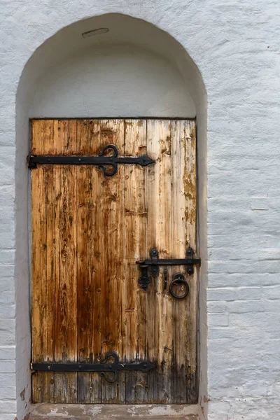 Porta de madeira antiga no centro histórico de Moscou. Rússia — Fotografia de Stock