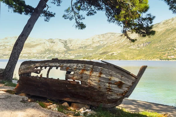 O esqueleto de um velho barco na costa mediterrânica da Croácia — Fotografia de Stock