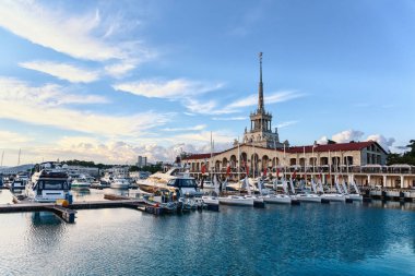 liman ve deniz istasyonu Sochi muhteşem bina görünümünü. Rusya