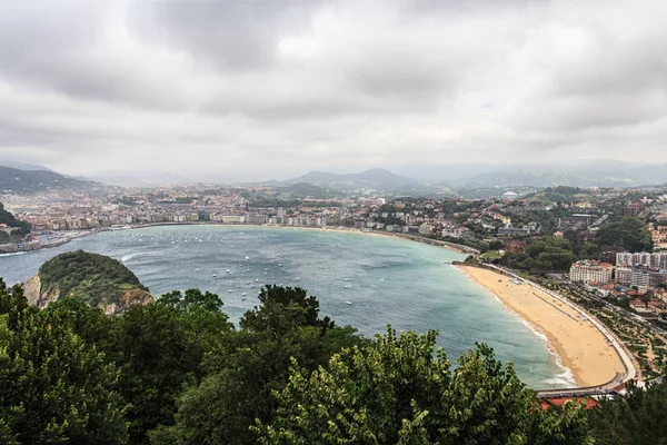 Bir İspanyol şehir San Sebastian koy ve beach La Concha görülmektedir — Stok fotoğraf