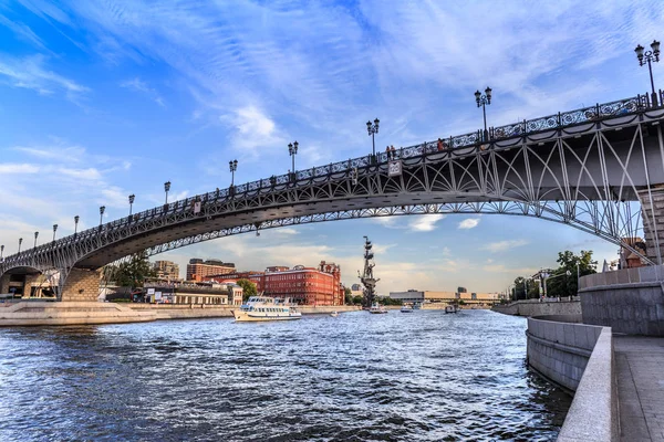 View of the Moscow river, the bridge and the monument to Peter the great — Stock Photo, Image