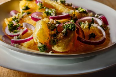 tatlı salata portakal kırmızı soğan ve zeytin sos ile