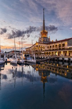 liman ve Sochi deniz istasyonu batımında yaz aylarında muhteşem binalar görünümünü. Rusya