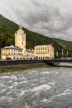 alt teleferik istasyonuna ve Mzımta Nehri Kayak Merkezi 