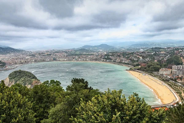 Dağı koy ve şehir San Sebastian gören Igeldo görüntüleyin. İspanya — Stok fotoğraf