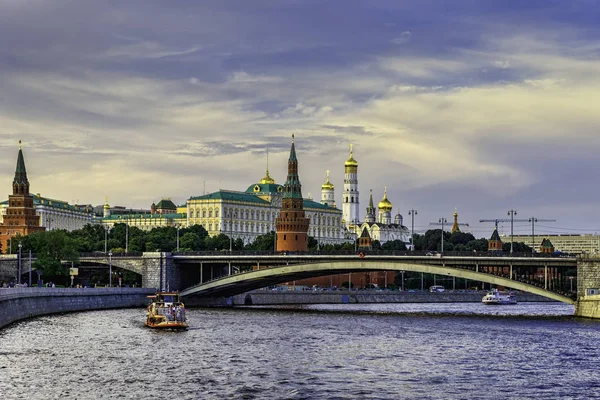 Άποψη του ποταμού Μόσχας και το Κρεμλίνο ένα ζεστό καλοκαιρινό βράδυ — Φωτογραφία Αρχείου