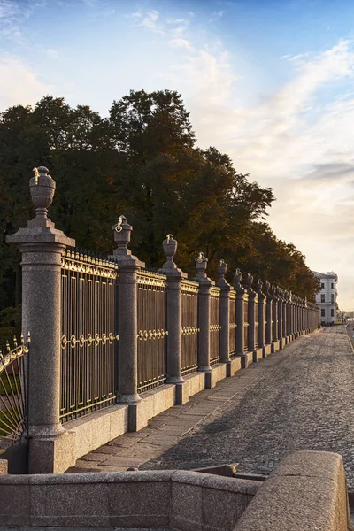 Majestátní mřížka letní zahrady v Petrohradu pohled od řeky Něvy — Stock fotografie