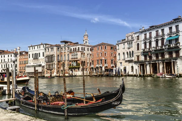 Canoeing on the pier Venice's Grand canal waiting for tourists — Stock Photo, Image