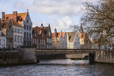 Ortaçağ binaları ve modern iş binaları Antwerp mimarisinde birleştirir