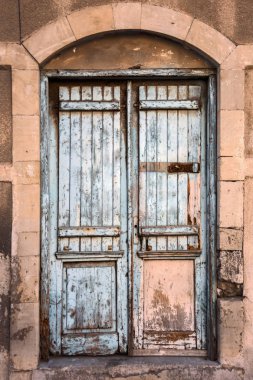 şehrin eski kesiminde Kıbrıs Limassols çok eski ahşap kapı ile çok sayıda ev vardır.