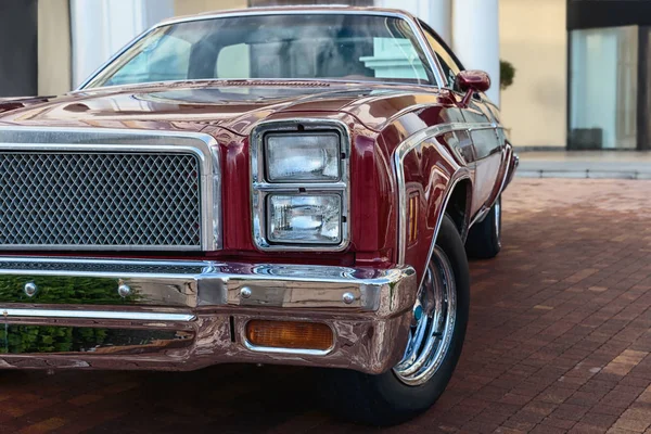 Roter Cadillac Als Symbol Amerikanischer Autos Des Letzten Jahrhunderts Nahaufnahme — Stockfoto