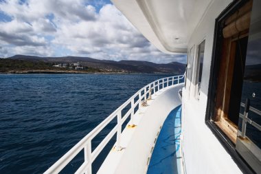 tekne veya yat tarafından birçok kişi yaz aylarında Akdeniz'in seyahat