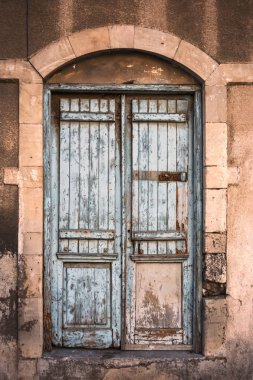 Eski bir taş ev closeup eski ahşap kapı